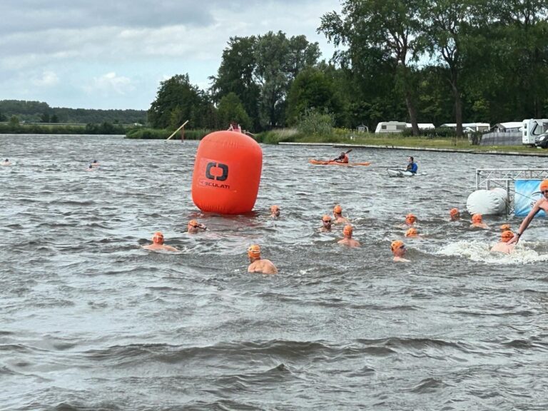 Bram Loots en Jade van der Schrier Nederlands kampioen op de 5 km open water zwemmen.