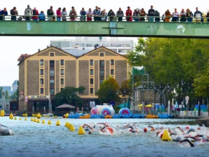 Franse en Italiaanse open water zwemmers domineren in Parijs op de 10 km.